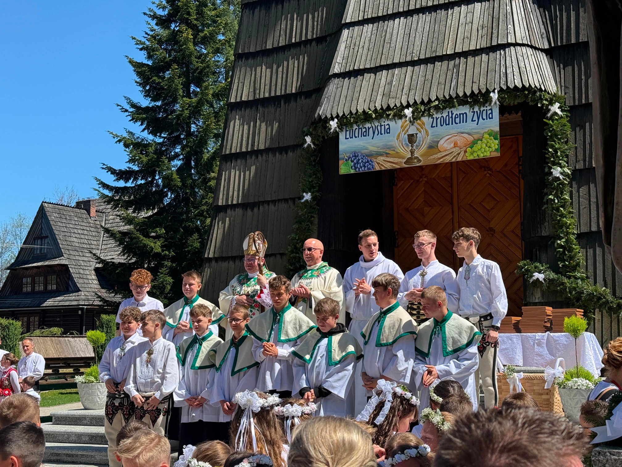 Widok na Tatry z drewnianym kościołem